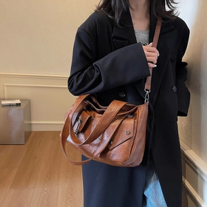 Vintage braune Leder Umhängetasche mit Multi-Taschen-Design und verstellbaren Riemen