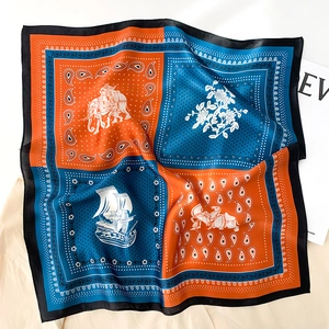 Zijden vierkante sjaal met oranje en blauwe contrastpanelen en dier- en bloemenprints