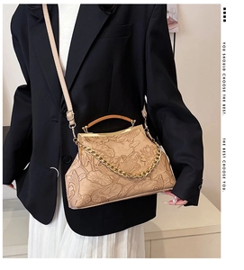 Details der Vintage-Abendtasche mit Lotus-Relief, Holzgriff und Metallverschluss