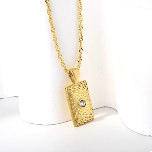 Collier vintage doré avec pendentif carré texturé et zircon central étincelant