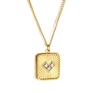 Collier vintage français doré avec pendentif carré, trois zircons et texture rayonnante