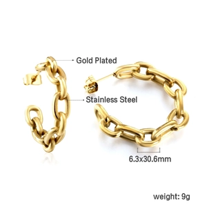 Gros plan de boucles d'oreilles en acier inoxydable doré montrant les dimensions 6,3x30,6 mm