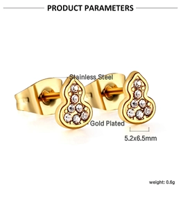 Détail macro de boucles d'oreilles gourde en acier doré avec pavé de zircons et mesures