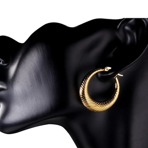 Boucles d'oreilles créoles torsadées dorées avec texture en spirale de style minimaliste