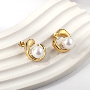 Orecchini vintage in acciaio inossidabile placcato oro 18k con perle su vassoio bianco