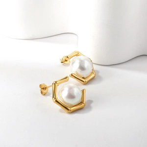 Dettaglio di orecchini a forma di bambù in oro 18K con perle finte bianche