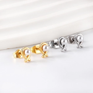 Elegant 18K gold and silver knot earrings with white pearls for a minimalist style