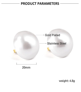 Détail de boucles d'oreilles perles blanches 20mm avec base en acier doré