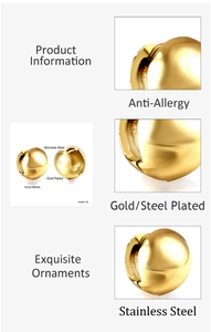 Vue détaillée de boucles d'oreilles en acier doré 18K montrant la taille 15,5x16mm