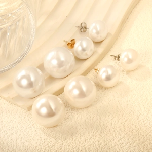 Ensemble élégant de boucles d'oreilles perles de tailles variées avec attaches or et argent