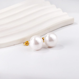 Boucles d'oreilles élégantes en acier 18K avec perles blanches sur un support à vagues