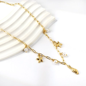 Collier perle étoile de mer dorée avec chaîne trombone et pendentif conque élégant
