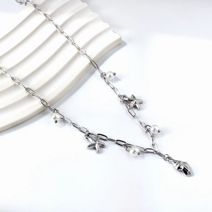 Collier argenté avec étoile de mer, coquillage et perles sur chaîne trombone