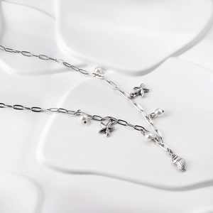 Collier élégant en acier inoxydable avec étoiles de mer, coquillages et perles blanches