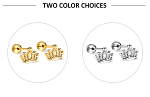 Détail des boucles d'oreilles couronne en or et argent avec fermoirs à vis sécurisés