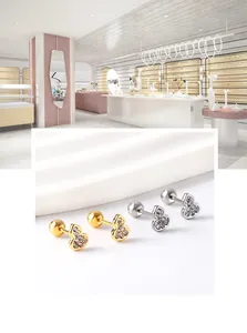 Détails des boucles d'oreilles gourde en or et argent avec pierres brillantes et fermoir vis