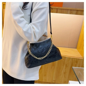 Detailansicht der Vintage-Abendtasche aus Leder mit Lotus- und Fischprägung in Schwarz