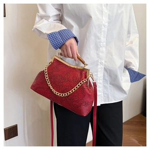 Details der roten Vintage-Handtasche mit Lotus-Relief und elegantem Holzgriff für Damen