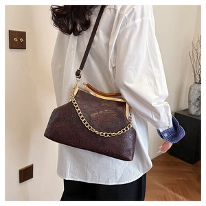 Detail der Vintage-Doktortasche mit Lotus-Prägung, Holzgriff und goldener Kette