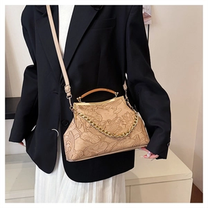 Detailansicht der Retro-Handtasche in Apricot mit geprägtem Lotus- und Koi-Muster