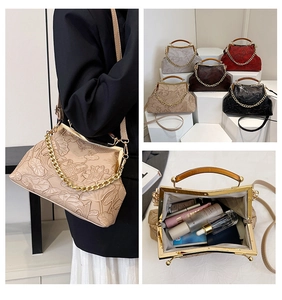 Details der floralen Prägung auf der Vintage-Abendtasche mit Metallverschluss und Kette
