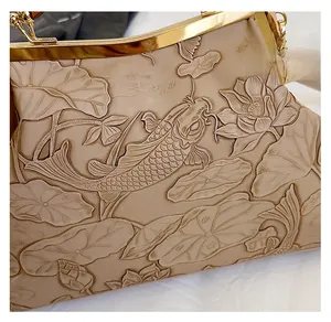 Detail der beigen Abendtasche mit geprägten Koi-Fischen und Lotusblumen-Mustern