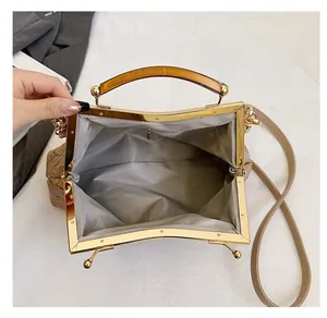 Detailansicht der Retro-Clutch mit Bernstein-Griff und geräumigem Innenfach im Detail