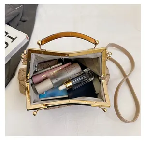 Geräumiges Innenleben der beigen Plissee-Clutch mit Stauraum für Make-up und Parfum