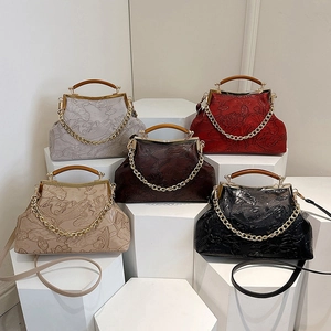 Vintage-Abendtasche mit Lotus-Prägung in fünf Farben auf Display-Ständern