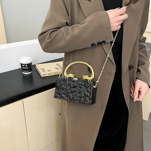 Clutch rigida in acrilico con trama a crepe e manico ad anello a drago oro