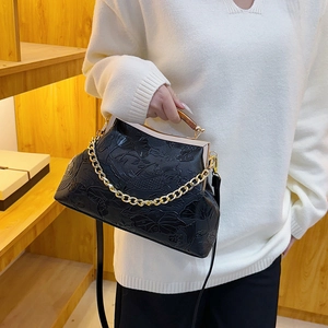 Vintage Abendhandtasche in Schwarz mit Prägung, Holzgriff und goldener Kette
