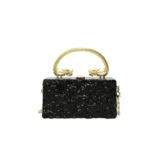 Clutch rigida in acrilico con trama nera effetto ghiaccio e manico drago d'oro