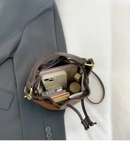 Vue de dessus du sac seau bicolore montrant un intérieur spacieux pour les essentiels
