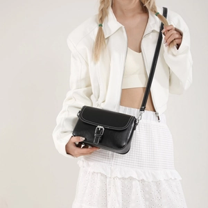 Sac bandoulière carré en cuir noir avec surpiqûres blanches et boucle argentée