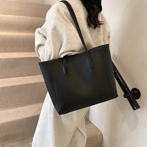 Classic black leather tote bag for women, large capacity shoulder bag for daily commute