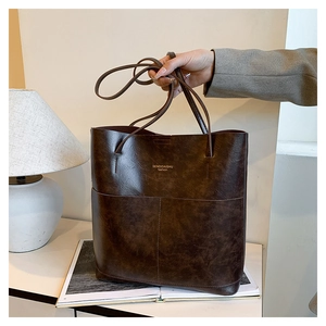 Dettagli della borsa tote vintage marrone scuro con trama in pelle e tasche anteriori