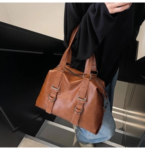 Sac fourre-tout vintage marron en similicuir avec boucles métalliques et fermeture éclair