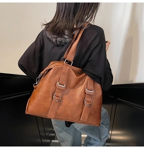 Vue arrière détaillée d'un grand sac cabas vintage marron porté par un mannequin
