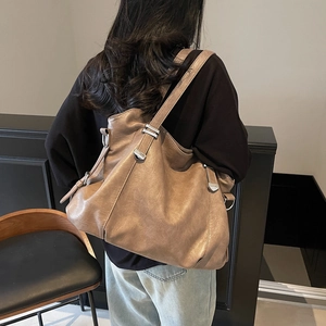 Retro caramel leather tote bag with wide strap and large capacity for daily commute