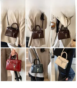 Détails de sac à main rétro en cuir avec boucle en métal et breloque clé dorée