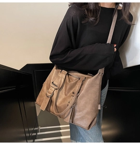 Détail d'un sac cabas taupe montrant la texture souple et l'anneau en métal