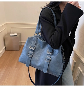 Détail du cabas bleu brume avec cuir grainé litchi et boucle en métal chromé