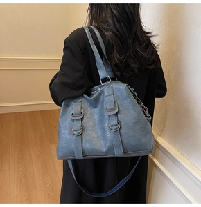 Cabas bleu brume texturé avec boucles métalliques présenté porté à l'épaule en situation