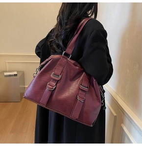 Vue détaillée du grand sac cabas rouge foncé avec texture cuir et anneaux métalliques