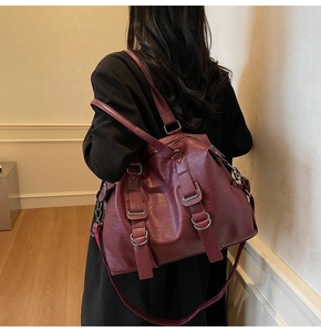 Vue détaillée du sac cabas bordeaux avec texture cuir et bandoulière réglable