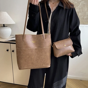 Set borsa tote marrone capiente con borsa a tracolla coordinata per donna