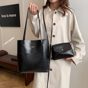 Set borsa tote nera grande minimalista e piccola borsa a patta in finta pelle