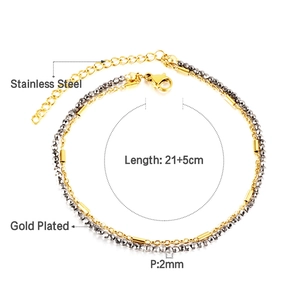 Detailansicht der doppellagigen 18k vergoldeten Edelstahl-Fußkette mit grauen Perlenketten