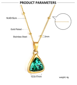 Dettaglio della collana in acciaio dorato con gemma triangolare verde e dimensioni