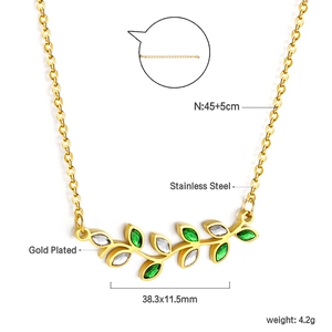 Dettaglio della collana in acciaio dorato con ciondolo a foglia verde e bianco